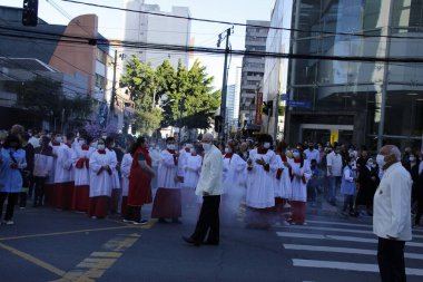 Curitiba 'da geleneksel Kutsal Cuma Geçit Töreni' ne sadık insanlar eşlik eder. 15 Nisan 2022, Curitiba, Parana, Brezilya: Guadalupe ve Perpetuo Soccoro gibi farklı tapınakların işlemleri, Curitiba şehir merkezinin sokaklarına taşır.
