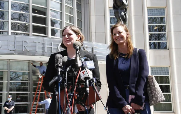 Frank R. James 'in avukatı Mia Grymberg Brooklyn Federal Mahkemesi önünde basına konuştu. 14 Nisan 2022, Brooklyn, New York, ABD: Mia Grymberg Frank R. James 'in Savunma Avukatı Federal Basın önünde basına konuştu