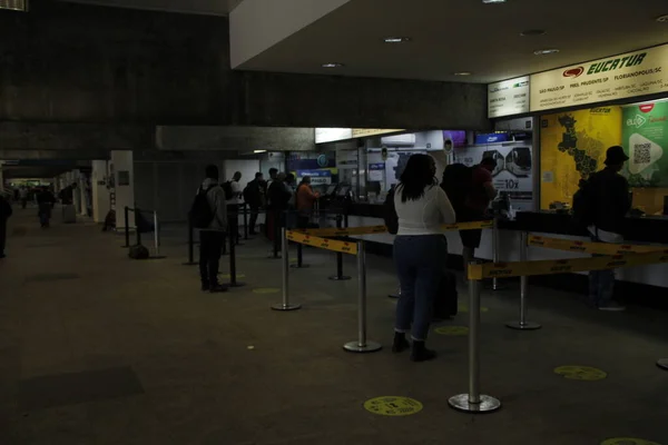 复活节假期期间库里蒂巴汽车站的乘客流动情况 2022年4月14日 巴西巴拉那库里蒂巴 14日 巴拉那库里蒂巴公交车站的客运量有望增长79 — 图库照片