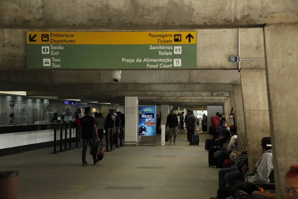 주말에는 쿠리치바 정류장에서 승객들 동한다 2022 브라질 파라나의 쿠리티바 목요일 — 스톡 사진