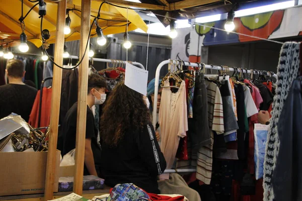 Sklep Thrift Ubraniami Znajduje Się Curitiba Kwietnia 2022 Curitiba Parana — Zdjęcie stockowe