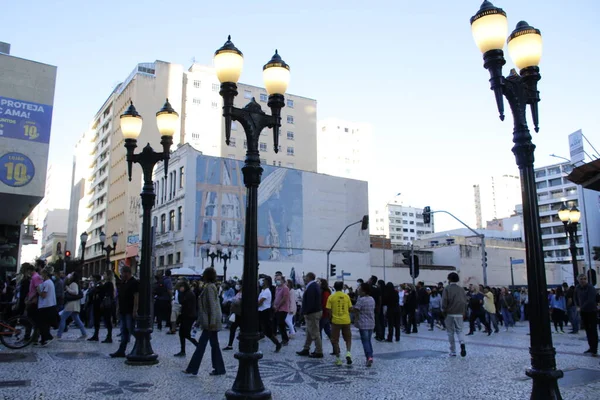 Curitiba 'da geleneksel Kutsal Cuma Geçit Töreni' ne sadık insanlar eşlik eder. 15 Nisan 2022, Curitiba, Parana, Brezilya: Guadalupe ve Perpetuo Soccoro gibi farklı tapınakların işlemleri, Curitiba şehir merkezinin sokaklarına taşır.