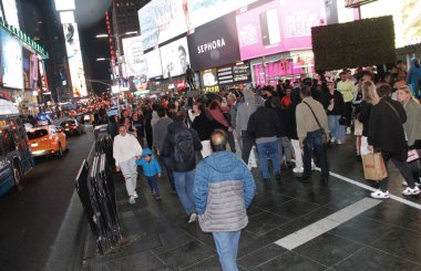 King Kong, Times Meydanı 'na geri döndü. 16 Nisan 2022, New York, ABD: King Kong Kostümlü bir adam Times Meydanı 'nda New Yorkluları ve turistleri çekerek bahşiş için fotoğraf çektiriyor. Meydan turistlerle dolu. 