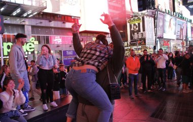 King Kong, Times Meydanı 'na geri döndü. 16 Nisan 2022, New York, ABD: King Kong Kostümlü bir adam Times Meydanı 'nda New Yorkluları ve turistleri çekerek bahşiş için fotoğraf çektiriyor. Meydan turistlerle dolu. 