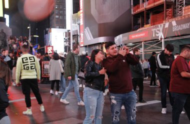 King Kong, Times Meydanı 'na geri döndü. 16 Nisan 2022, New York, ABD: King Kong Kostümlü bir adam Times Meydanı 'nda New Yorkluları ve turistleri çekerek bahşiş için fotoğraf çektiriyor. Meydan turistlerle dolu. 