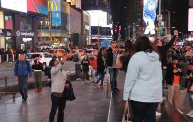 King Kong, Times Meydanı 'na geri döndü. 16 Nisan 2022, New York, ABD: King Kong Kostümlü bir adam Times Meydanı 'nda New Yorkluları ve turistleri çekerek bahşiş için fotoğraf çektiriyor. Meydan turistlerle dolu. 