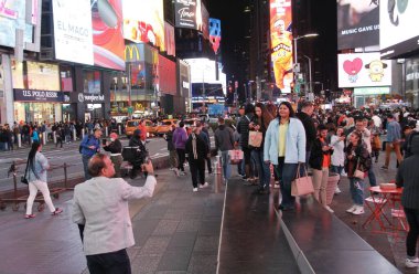 King Kong, Times Meydanı 'na geri döndü. 16 Nisan 2022, New York, ABD: King Kong Kostümlü bir adam Times Meydanı 'nda New Yorkluları ve turistleri çekerek bahşiş için fotoğraf çektiriyor. Meydan turistlerle dolu. 