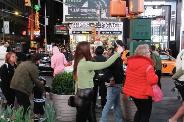 King Kong, Times Meydanı 'na geri döndü. 16 Nisan 2022, New York, ABD: King Kong Kostümlü bir adam Times Meydanı 'nda New Yorkluları ve turistleri çekerek bahşiş için fotoğraf çektiriyor. Meydan turistlerle dolu. 