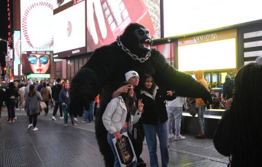 King Kong, Times Meydanı 'na geri döndü. 16 Nisan 2022, New York, ABD: King Kong Kostümlü bir adam Times Meydanı 'nda New Yorkluları ve turistleri çekerek bahşiş için fotoğraf çektiriyor. Meydan turistlerle dolu. 