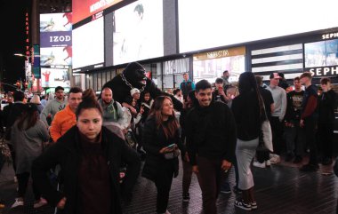 King Kong, Times Meydanı 'na geri döndü. 16 Nisan 2022, New York, ABD: King Kong Kostümlü bir adam Times Meydanı 'nda New Yorkluları ve turistleri çekerek bahşiş için fotoğraf çektiriyor. Meydan turistlerle dolu. 