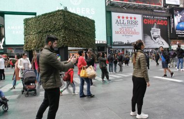 (New York 'ta Paskalya Kutlaması. 17 Nisan 2022, New York, ABD: Birçok New Yorklu ve turist Paskalya kutlamaları sırasında şehri dolduruyor, fotoğraf çekiyor ve Times Meydanı 'ndaki parkların tadını çıkarıyor