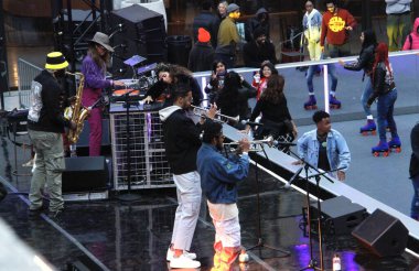 (New York 'ta Paskalya Kutlaması. 17 Nisan 2022, New York, ABD: Birçok New Yorklu ve turist Paskalya kutlamaları sırasında şehri dolduruyor, fotoğraf çekiyor ve Times Meydanı 'ndaki parkların tadını çıkarıyor