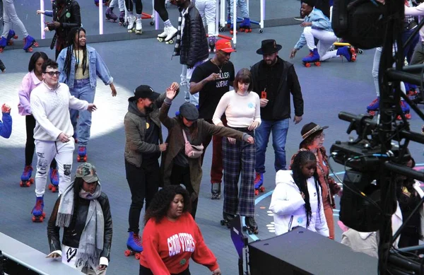 (New York 'ta Paskalya Kutlaması. 17 Nisan 2022, New York, ABD: Birçok New Yorklu ve turist Paskalya kutlamaları sırasında şehri dolduruyor, fotoğraf çekiyor ve Times Meydanı 'ndaki parkların tadını çıkarıyor