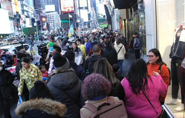 (New York 'ta Paskalya Kutlaması. 17 Nisan 2022, New York, ABD: Birçok New Yorklu ve turist Paskalya kutlamaları sırasında şehri dolduruyor, fotoğraf çekiyor ve Times Meydanı 'ndaki parkların tadını çıkarıyor