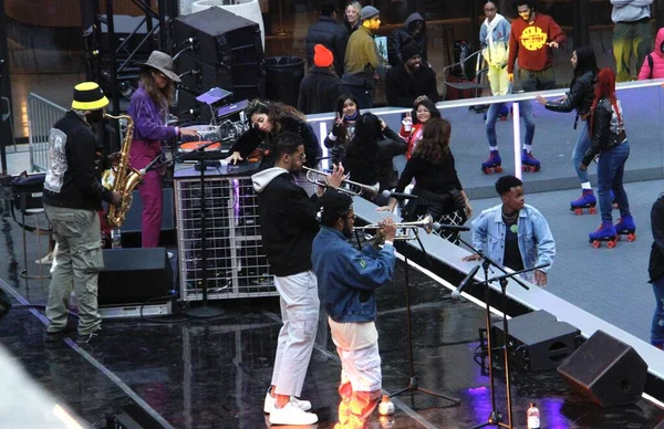 (New York 'ta Paskalya Kutlaması. 17 Nisan 2022, New York, ABD: Birçok New Yorklu ve turist Paskalya kutlamaları sırasında şehri dolduruyor, fotoğraf çekiyor ve Times Meydanı 'ndaki parkların tadını çıkarıyor