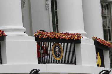 2022 Beyaz Saray Paskalya Yumurtası Yuvarlaması. 18 Nisan 2022, Washington DC, Maryland, ABD: ABD Başkanı Joe Biden ve First Lady Jill Biden, 2022 Beyaz Saray Paskalya Yumurtası Yuvarlamasını Beyaz Saray 'ın Güney Bahçesi' nde yaklaşık 30 bin kişiyle birlikte ellerinde tuttular. 