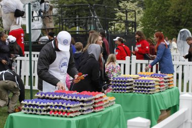 2022 Beyaz Saray Paskalya Yumurtası Yuvarlaması. 18 Nisan 2022, Washington DC, Maryland, ABD: ABD Başkanı Joe Biden ve First Lady Jill Biden, 2022 Beyaz Saray Paskalya Yumurtası Yuvarlamasını Beyaz Saray 'ın Güney Bahçesi' nde yaklaşık 30 bin kişiyle birlikte ellerinde tuttular. 