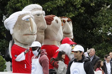 2022 Beyaz Saray Paskalya Yumurtası Yuvarlaması. 18 Nisan 2022, Washington DC, Maryland, ABD: ABD Başkanı Joe Biden ve First Lady Jill Biden, 2022 Beyaz Saray Paskalya Yumurtası Yuvarlamasını Beyaz Saray 'ın Güney Bahçesi' nde yaklaşık 30 bin kişiyle birlikte ellerinde tuttular. 