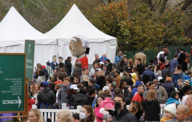 2022 Beyaz Saray Paskalya Yumurtası Yuvarlaması. 18 Nisan 2022, Washington DC, Maryland, ABD: ABD Başkanı Joe Biden ve First Lady Jill Biden, 2022 Beyaz Saray Paskalya Yumurtası Yuvarlamasını Beyaz Saray 'ın Güney Bahçesi' nde yaklaşık 30 bin kişiyle birlikte ellerinde tuttular. 