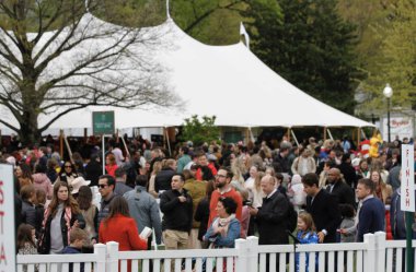 2022 Beyaz Saray Paskalya Yumurtası Yuvarlaması. 18 Nisan 2022, Washington DC, Maryland, ABD: ABD Başkanı Joe Biden ve First Lady Jill Biden, 2022 Beyaz Saray Paskalya Yumurtası Yuvarlamasını Beyaz Saray 'ın Güney Bahçesi' nde yaklaşık 30 bin kişiyle birlikte ellerinde tuttular. 