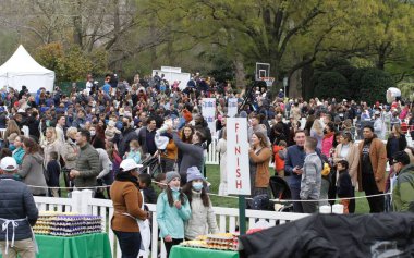 2022 Beyaz Saray Paskalya Yumurtası Yuvarlaması. 18 Nisan 2022, Washington DC, Maryland, ABD: ABD Başkanı Joe Biden ve First Lady Jill Biden, 2022 Beyaz Saray Paskalya Yumurtası Yuvarlamasını Beyaz Saray 'ın Güney Bahçesi' nde yaklaşık 30 bin kişiyle birlikte ellerinde tuttular. 