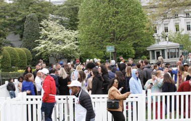 2022 Beyaz Saray Paskalya Yumurtası Yuvarlaması. 18 Nisan 2022, Washington DC, Maryland, ABD: ABD Başkanı Joe Biden ve First Lady Jill Biden, 2022 Beyaz Saray Paskalya Yumurtası Yuvarlamasını Beyaz Saray 'ın Güney Bahçesi' nde yaklaşık 30 bin kişiyle birlikte ellerinde tuttular. 