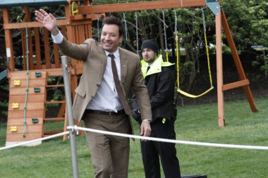 Jimmy Fallon ve Sofia Carson 2022 Beyaz Saray Paskalya Yumurtası Yuvarlamasında. 18 Nisan 2022, Washington DC, Maryland, ABD: Jimmy Fallon Amerikan TV sunucusu Cumartesi gecesi canlı yayında (SNL) ve Amerikalı aktris ve şarkıcı Sofia Daccarett Char
