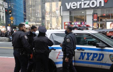 34 Herald Square metrosunda bir bayan sağ bacağından bıçaklandı. 18 Nisan 2022, New York, ABD: Genç bir bayan şu anda New York 'ta bulunan 34 Herald Square Metro' da serbest bırakılan biri tarafından sağ bacağından bıçaklandı.