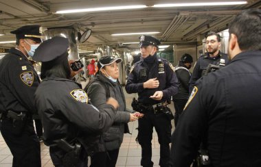 34 Herald Square metrosunda bir bayan sağ bacağından bıçaklandı. 18 Nisan 2022, New York, ABD: Genç bir bayan şu anda New York 'ta bulunan 34 Herald Square Metro' da serbest bırakılan biri tarafından sağ bacağından bıçaklandı.