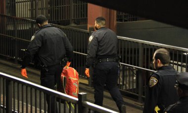 34 Herald Square metrosunda bir bayan sağ bacağından bıçaklandı. 18 Nisan 2022, New York, ABD: Genç bir bayan şu anda New York 'ta bulunan 34 Herald Square Metro' da serbest bırakılan biri tarafından sağ bacağından bıçaklandı.