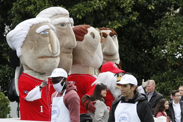 2022 Beyaz Saray Paskalya Yumurtası Yuvarlaması. 18 Nisan 2022, Washington DC, Maryland, ABD: ABD Başkanı Joe Biden ve First Lady Jill Biden, 2022 Beyaz Saray Paskalya Yumurtası Yuvarlamasını Beyaz Saray 'ın Güney Bahçesi' nde yaklaşık 30 bin kişiyle birlikte ellerinde tuttular. 