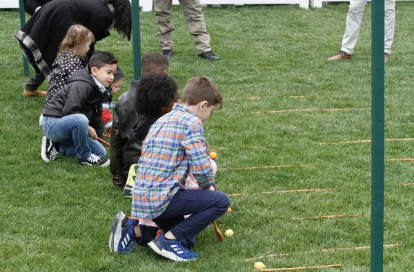 2022 Beyaz Saray Paskalya Yumurtası Yuvarlaması. 18 Nisan 2022, Washington DC, Maryland, ABD: ABD Başkanı Joe Biden ve First Lady Jill Biden, 2022 Beyaz Saray Paskalya Yumurtası Yuvarlamasını Beyaz Saray 'ın Güney Bahçesi' nde yaklaşık 30 bin kişiyle birlikte ellerinde tuttular. 