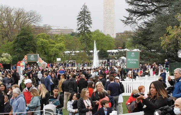2022 Beyaz Saray Paskalya Yumurtası Yuvarlaması. 18 Nisan 2022, Washington DC, Maryland, ABD: ABD Başkanı Joe Biden ve First Lady Jill Biden, 2022 Beyaz Saray Paskalya Yumurtası Yuvarlamasını Beyaz Saray 'ın Güney Bahçesi' nde yaklaşık 30 bin kişiyle birlikte ellerinde tuttular. 