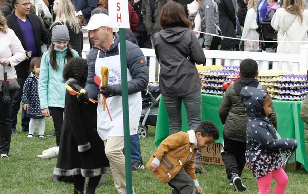 2022 Beyaz Saray Paskalya Yumurtası Yuvarlaması. 18 Nisan 2022, Washington DC, Maryland, ABD: ABD Başkanı Joe Biden ve First Lady Jill Biden, 2022 Beyaz Saray Paskalya Yumurtası Yuvarlamasını Beyaz Saray 'ın Güney Bahçesi' nde yaklaşık 30 bin kişiyle birlikte ellerinde tuttular. 