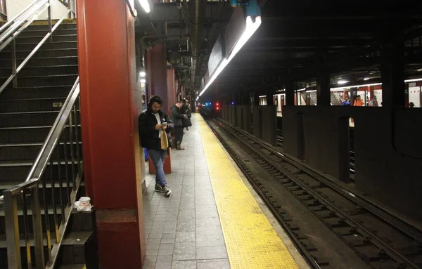 헤럴드 스퀘어 지하철에서 오른쪽 다리에 찔리는 했습니다 2022 뉴욕의 헤럴드 — 스톡 사진