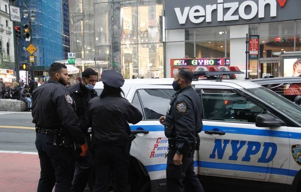 34 Herald Square metrosunda bir bayan sağ bacağından bıçaklandı. 18 Nisan 2022, New York, ABD: Genç bir bayan şu anda New York 'ta bulunan 34 Herald Square Metro' da serbest bırakılan biri tarafından sağ bacağından bıçaklandı.