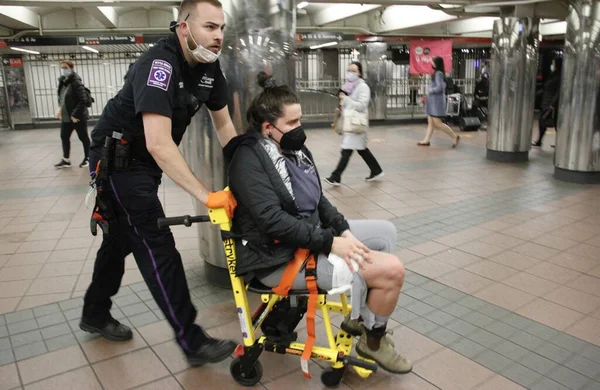 Herald Square Metrosunda Bir Bayan Sağ Bacağından Bıçaklandı Nisan 2022 — Stok fotoğraf