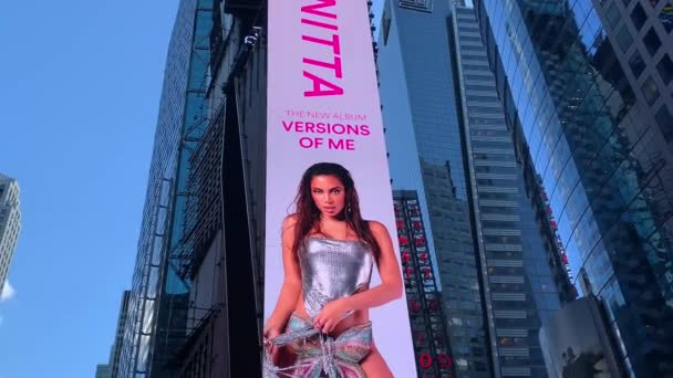 Anitta Outdoors Vezes Quadrados — Vídeo de Stock