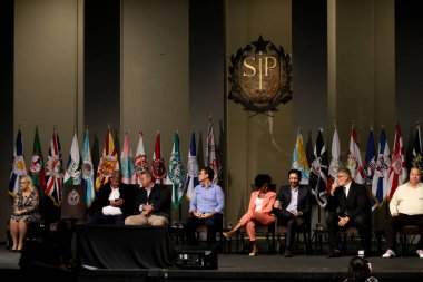 Sao Paulo Valisi Rodrigo Garcia, Samba Programı 'nı başlattı. 19 Nisan 2022, Sao Paulo, Brezilya Sao Paulo Valisi Rodrigo Garcia ve Sao Paulo Belediye Başkanı