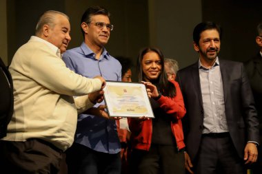 Sao Paulo Valisi Rodrigo Garcia, Samba Programı 'nı başlattı. 19 Nisan 2022, Sao Paulo, Brezilya Sao Paulo Valisi Rodrigo Garcia ve Sao Paulo Belediye Başkanı