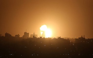 İsrail ve Filistin arasındaki çatışma şiddetleniyor. 19 Nisan 2022, Han Yunus, Gazze Şeridi, Filistin: Han Yunus 'taki iki ülke arasındaki artan şiddet ortamında İsrail hava saldırıları sırasında alevler ve duman yükseliyor
