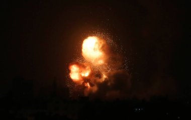 İsrail ve Filistin arasındaki çatışma şiddetleniyor. 19 Nisan 2022, Han Yunus, Gazze Şeridi, Filistin: Han Yunus 'taki iki ülke arasındaki artan şiddet ortamında İsrail hava saldırıları sırasında alevler ve duman yükseliyor