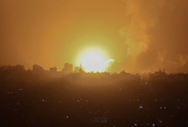 İsrail ve Filistin arasındaki çatışma şiddetleniyor. 19 Nisan 2022, Han Yunus, Gazze Şeridi, Filistin: Han Yunus 'taki iki ülke arasındaki artan şiddet ortamında İsrail hava saldırıları sırasında alevler ve duman yükseliyor