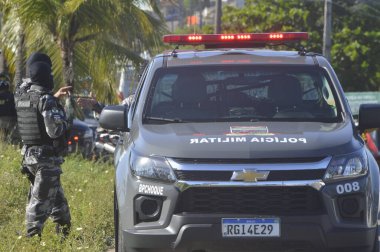 Polis operasyonu Natal 'daki Sivrisinek toplumunda uyuşturucu kaçakçılığı şüphelilerini tutukladı. 20 Nisan 2022, Natal, Rio Grande do Norte, Brezilya: Federal Otoyol Polisi ile birlikte Askeri Polis Şok Taburu 'ndan polis memurları 