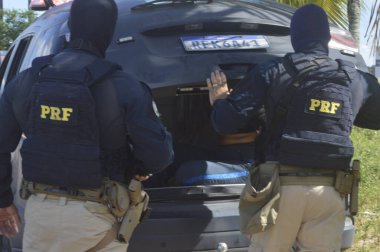 Polis operasyonu Natal 'daki Sivrisinek toplumunda uyuşturucu kaçakçılığı şüphelilerini tutukladı. 20 Nisan 2022, Natal, Rio Grande do Norte, Brezilya: Federal Otoyol Polisi ile birlikte Askeri Polis Şok Taburu 'ndan polis memurları 