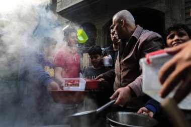 Filistinliler Ramazan boyunca beleş çorba için toplanıyor. 20 Nisan 2022, Gazze, Filistin: Filistinliler Gazze 'nin Shejaiya ilçesinde kutsal Ramazan ayında dağıtılan bedava çorba için toplandılar. Dünyanın dört bir yanındaki Müslümanlar Ramazan 'ı kutluyor