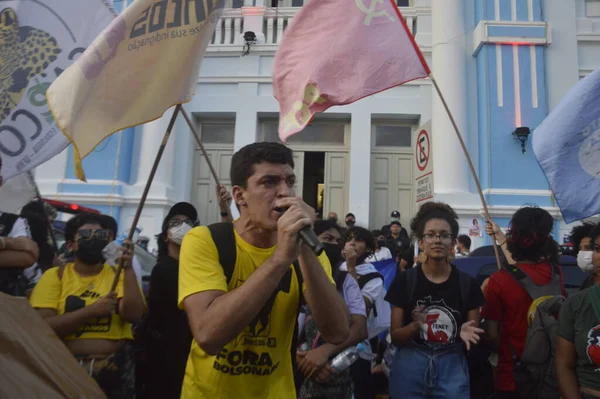 デモ隊はナタールのバス艦隊の100 を求めて抗議する 2022年4月20日ブラジル リオグランデ ノルテ州 ナタール アルヴァラ ディアス市長に対する左翼運動の抗議にリンクされているデモ隊は バス艦隊の100 を求めてI — ストック写真