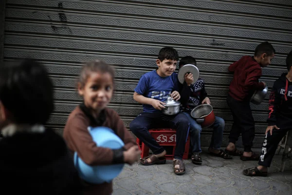 Palästinenser Versammeln Sich Während Des Ramadan Zur Kostenlosen Suppe April — Stockfoto