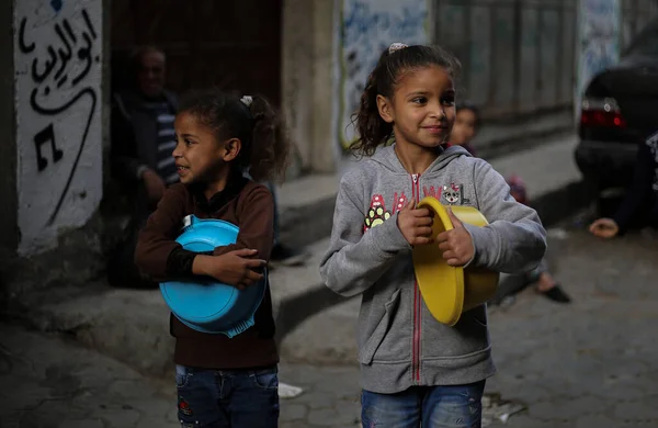 Palestinos Reúnen Para Obtener Sopa Gratis Durante Ramadán Abril 2022 —  Fotos de Stock