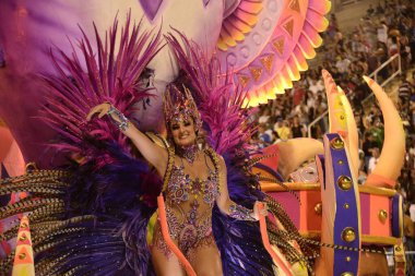 Rio de Janeiro Karnavalı: Rio de Janeiro Altın Serisi Samba Okulları Geçidi. 22 Nisan 2022, Rio de Janeiro, Brezilya: Rio de Janeiro Altın Serisi Samba Okullarının geçit törenleri, Marques de Sapucai 'de, çarşambadan perşembeye kadar. 